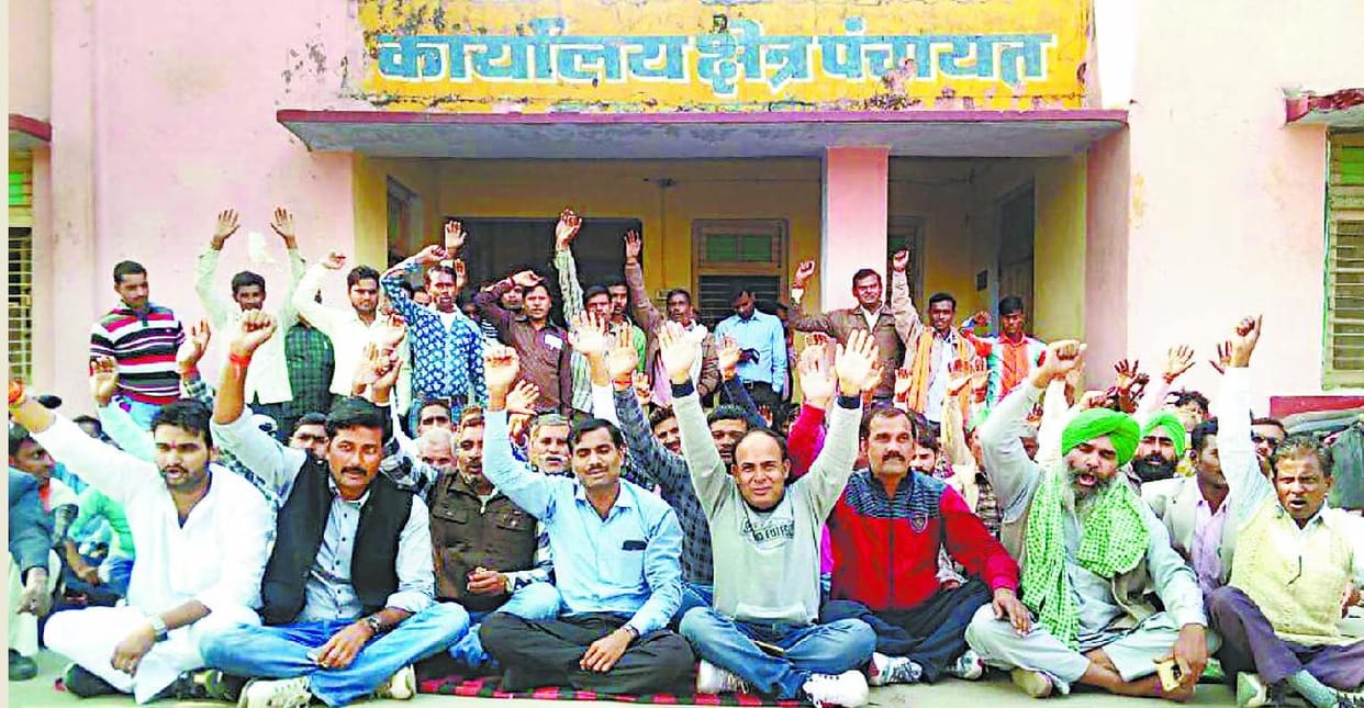 खुटार के बीडीओ ने दिया पद से इस्तीफा, हुआ धरना प्रदर्शन