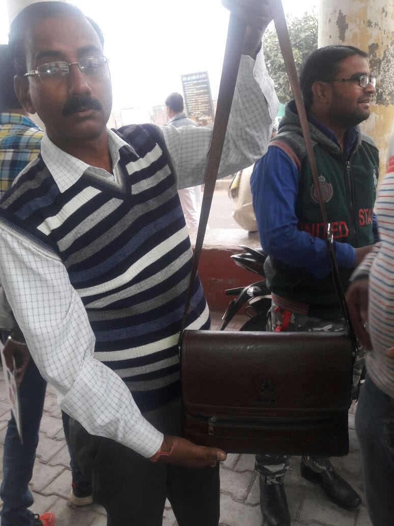 driver in agra handover bag of tourist to police