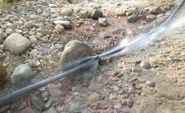 पीने को पानी नहीं, सड़क पर व्यर्थ बह रहा
