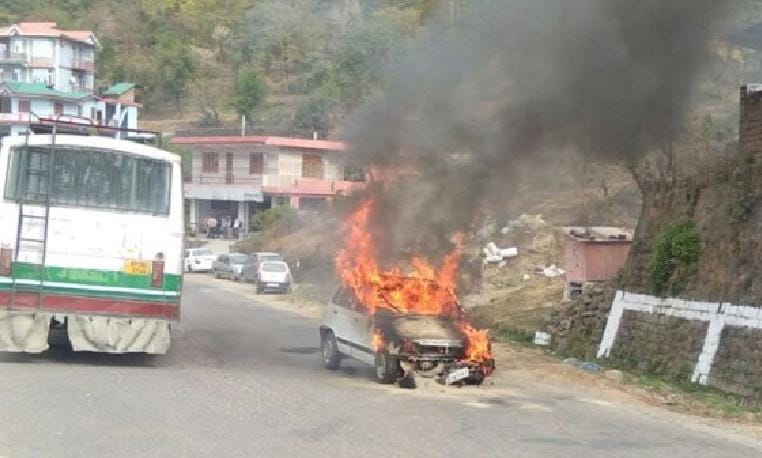 अचानक बंद हुई कार में भड़की आग, चालक ने बचाई जान