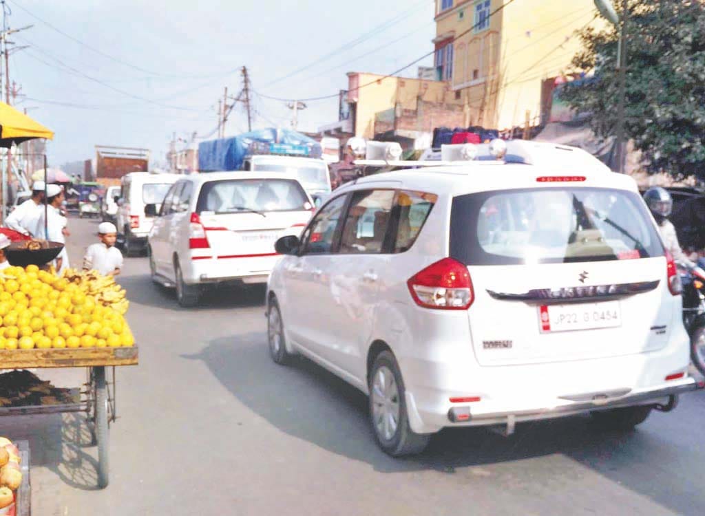 जुलाहकड़ी मार्ग पर बढ़ा वाहनों का दबाव, घंटो लग रहा जाम
