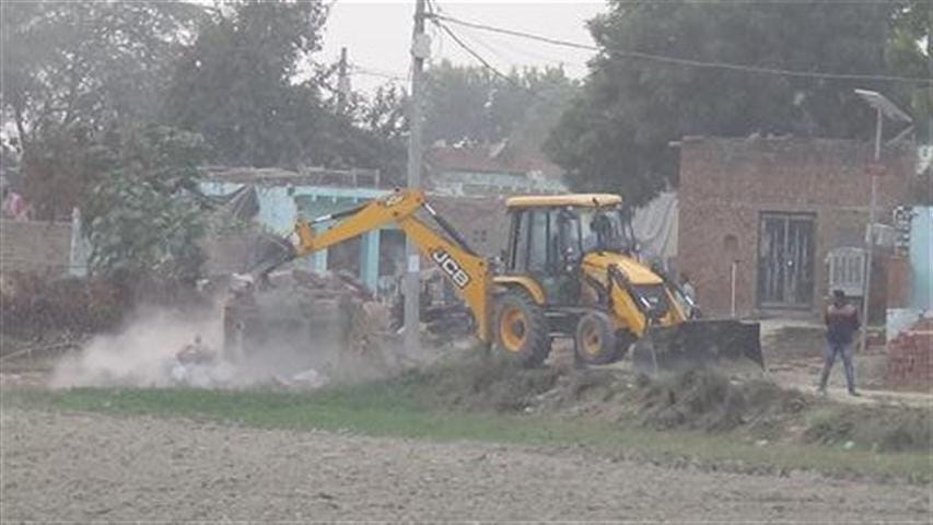 नालियों के ऊपर से अतिक्रमण हटाने को चली जेसीबी