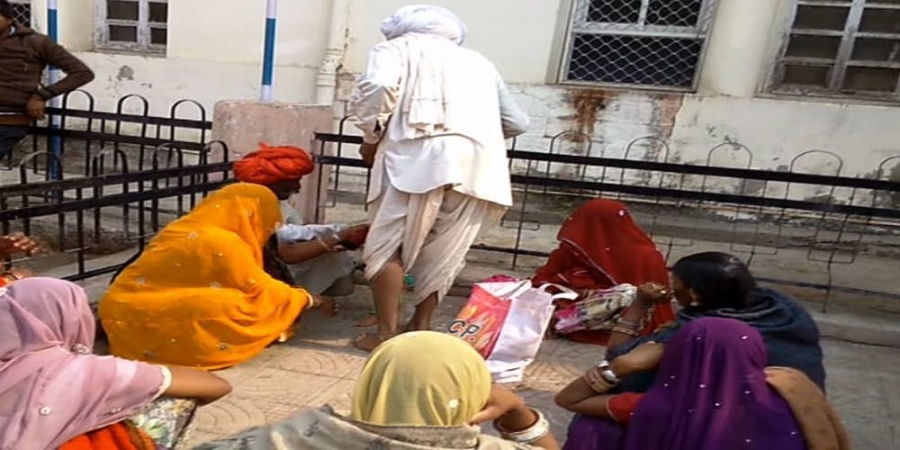 family members of a dead person came at hospital to take her soul as said by tantrik 