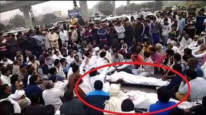 TRAFFIC JAM WITH DEAD BODY OF BJP LEADER SHIV KUMAR YADAV IN NOIDA