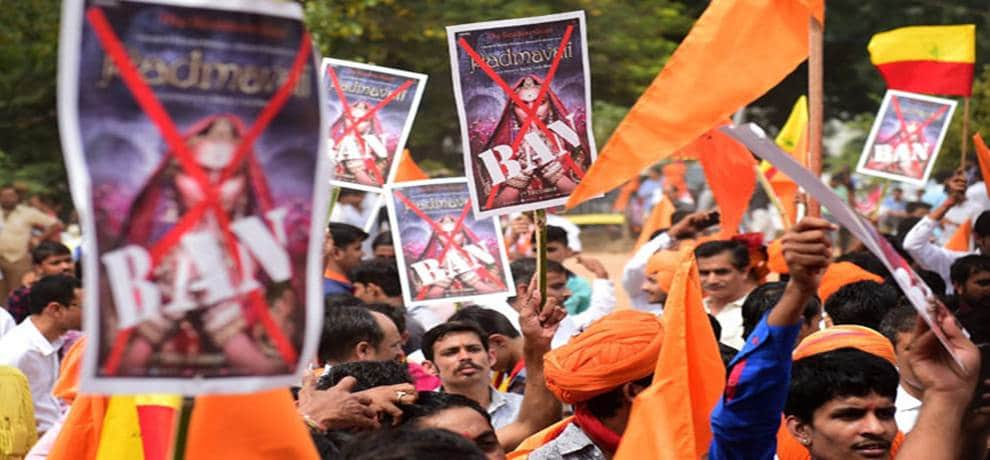 deepika is threatened by protesters for the film padmavati