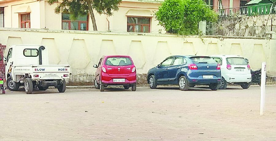 खेल मैदान को बना डाला पार्किंग, खिलाड़ी भड़के