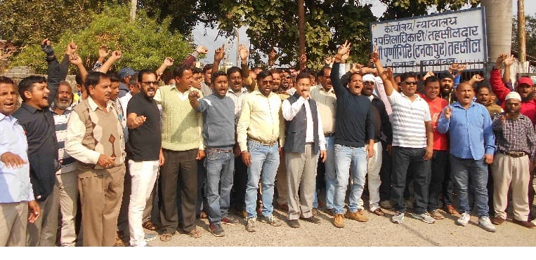Truck owners, mining traders display on tahsil