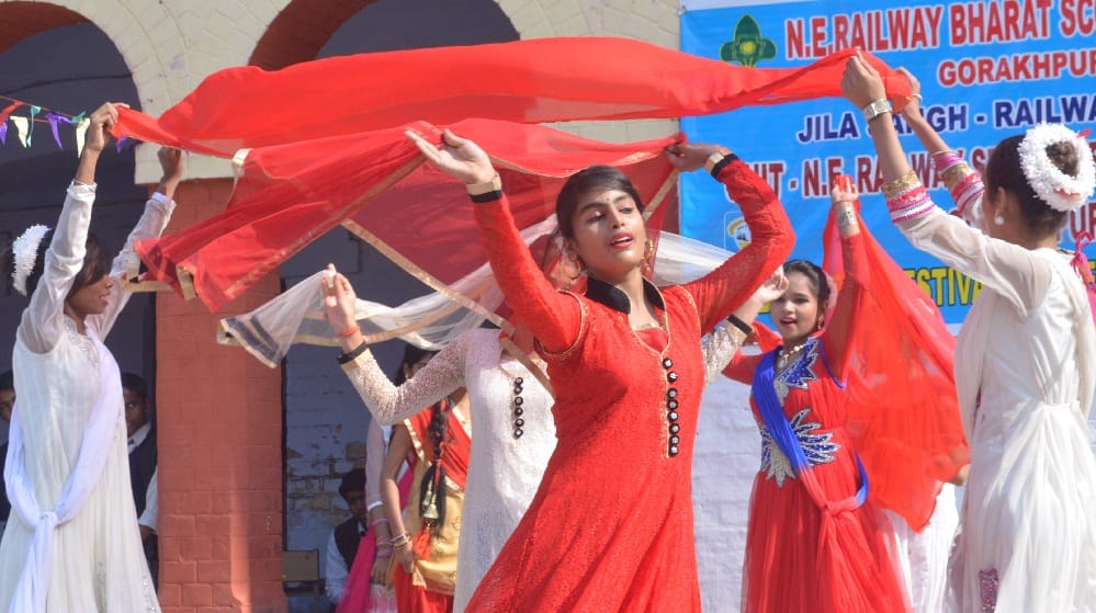 स्काउट गाइड की दीक्षा दी गई