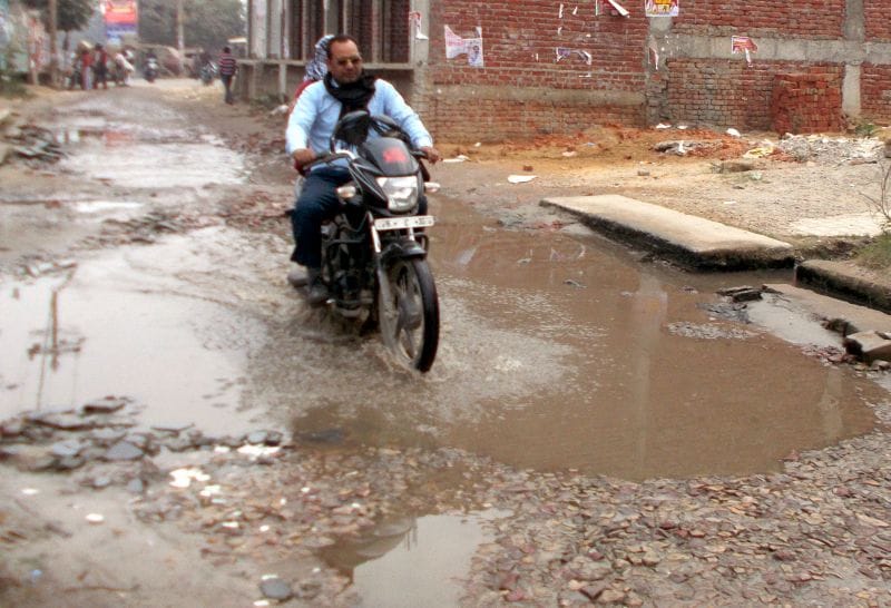 टूटी सड़क, पुलिया और जलभराव ने बिगाड़ी शहर की सूरत