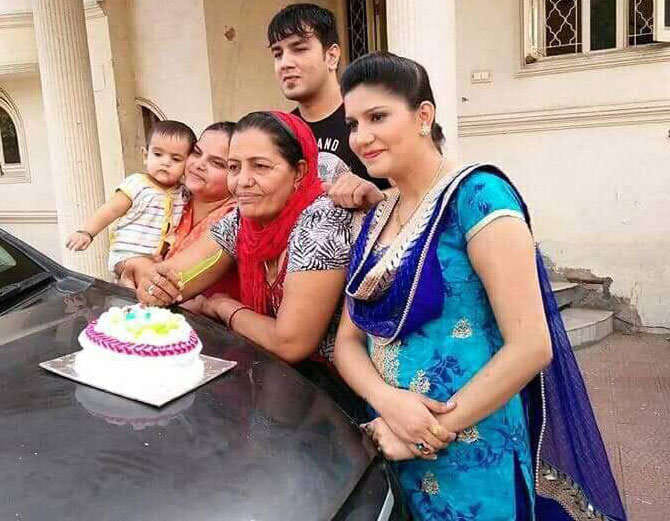 sapna chaudhary in bigg boss 11, mother neelam chaudhary revealed secrets