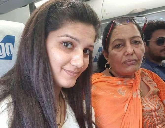 sapna chaudhary without makeup spotted in airport