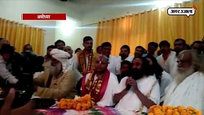 Sri Sri Ravi Shankar initiates talks with Babri Mosque litigant 
