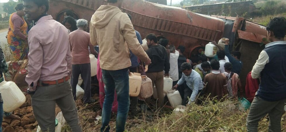 kerosene tanker overturns in mp dindori and people started to collect oil