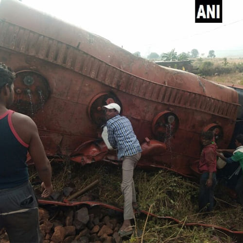 kerosene tanker overturns in mp dindori and people started to collect oil