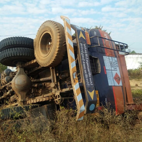 kerosene tanker overturns in mp dindori and people started to collect oil