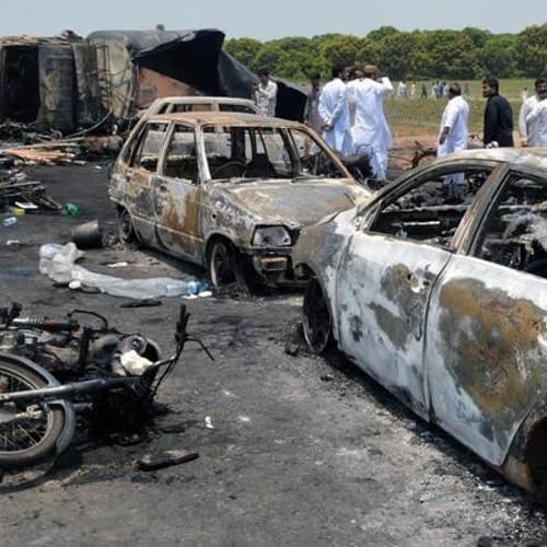 kerosene tanker overturns in mp dindori and people started to collect oil