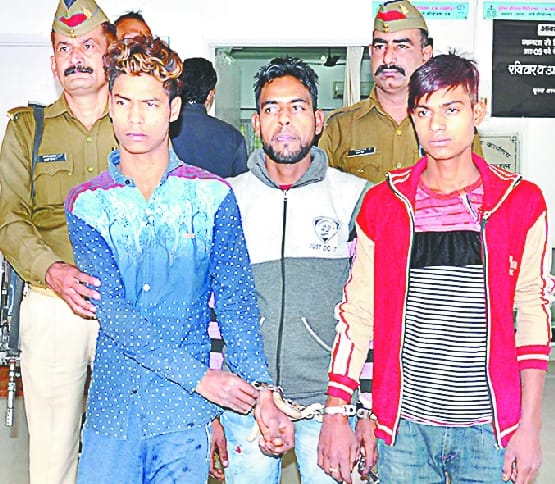 30 mobile, computer, laptop recovered from these thieves