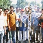 फिल्म निर्देशक का पुतला फूंकते हिंदू जागरण मंच के कार्यकर्ता।
