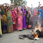 पवांसा में संजय लीला भंसाली का पुतला फूंकतीं महिलाएं।