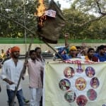 पुतला दहन करते परिषद के सदस्य