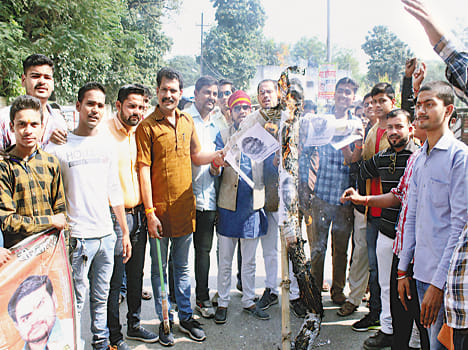 Blow the effigy of director of Padmavati film