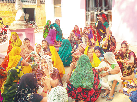 Neighbors collide with Divider, uncle injured
