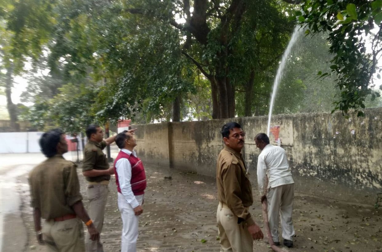प्रदूषण की रोकथाम को पानी का छिड़काव
