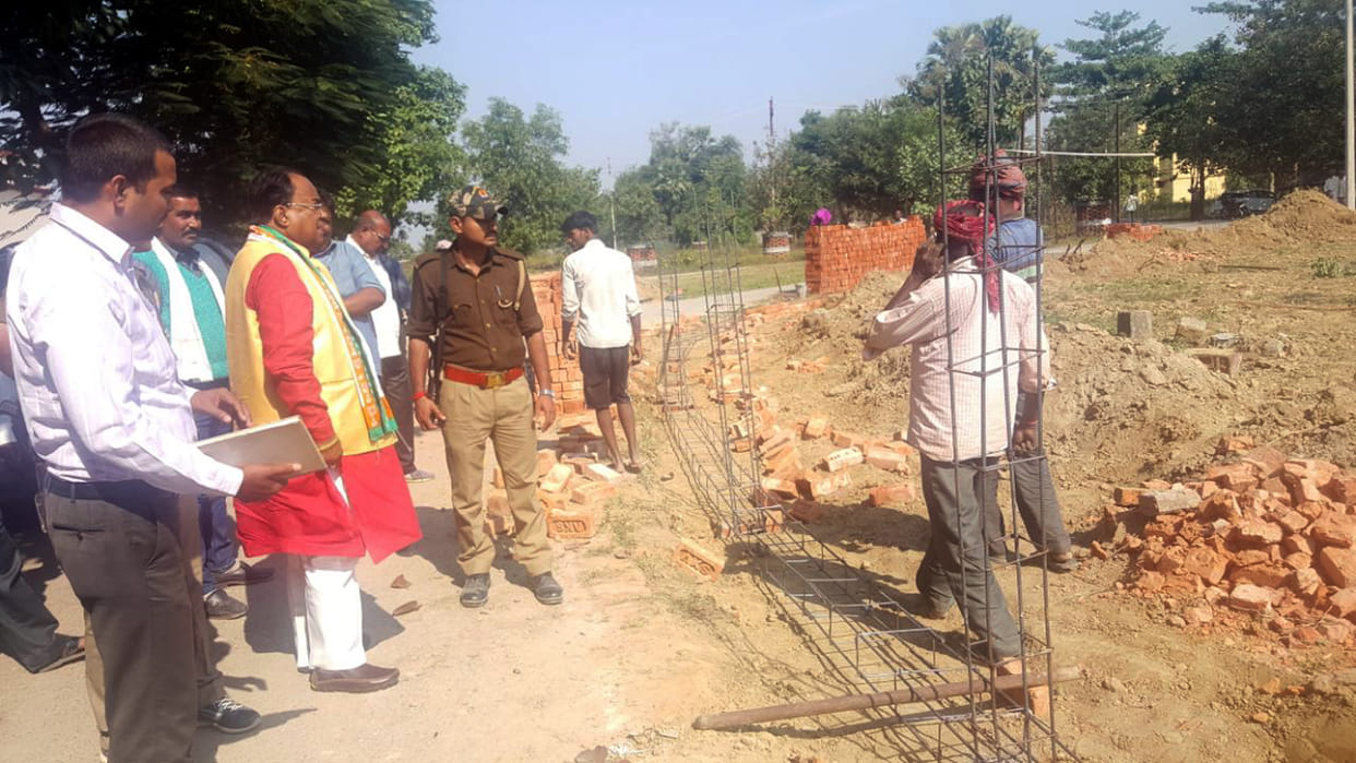 विधायक ने तहसील परिसर में हो रहे निर्माण कार्य को रोका