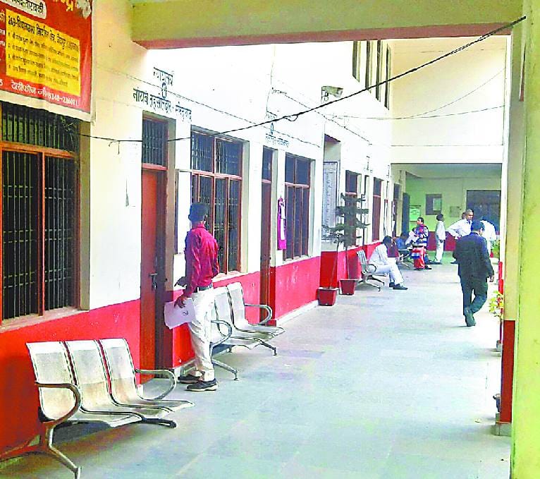 Snatched room Returning officers are wandering candidate