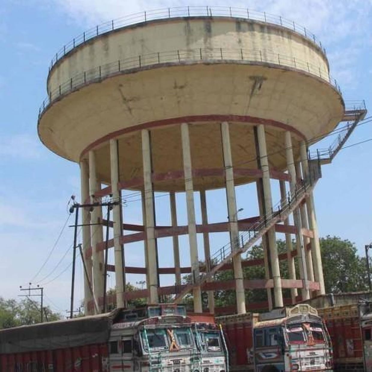 अधिकारी, कर्मचारी चुनाव में व्यस्त, जनता त्रस्त