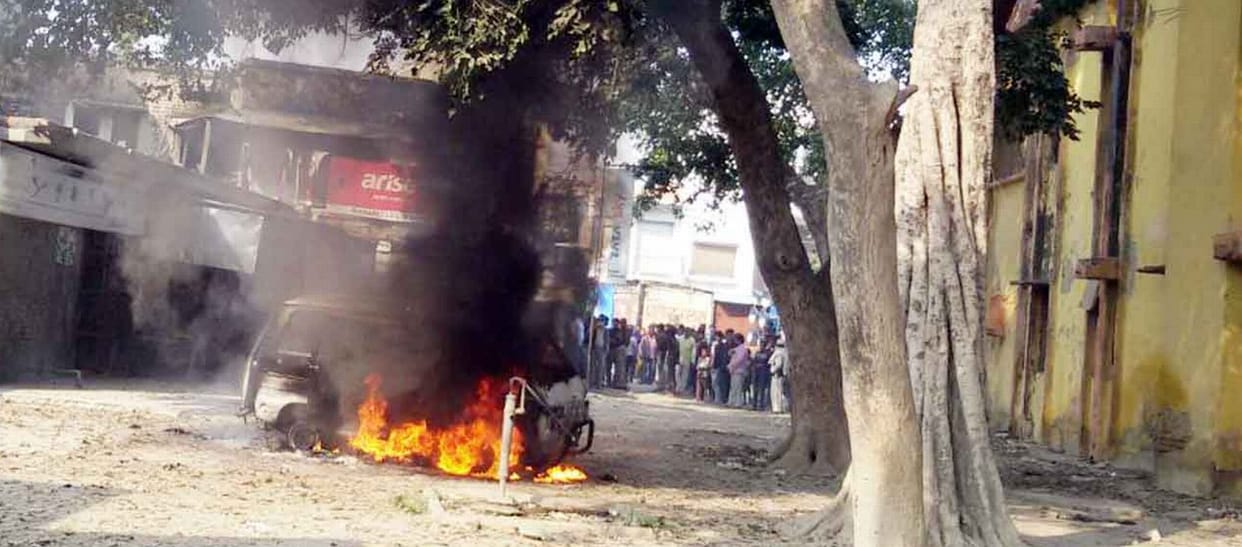 मारुति वैन में लगी आग