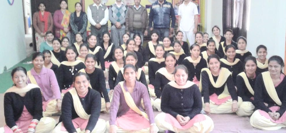 प्राणायाम तथा सुदर्शन क्रिया का प्रशिक्षण दिया