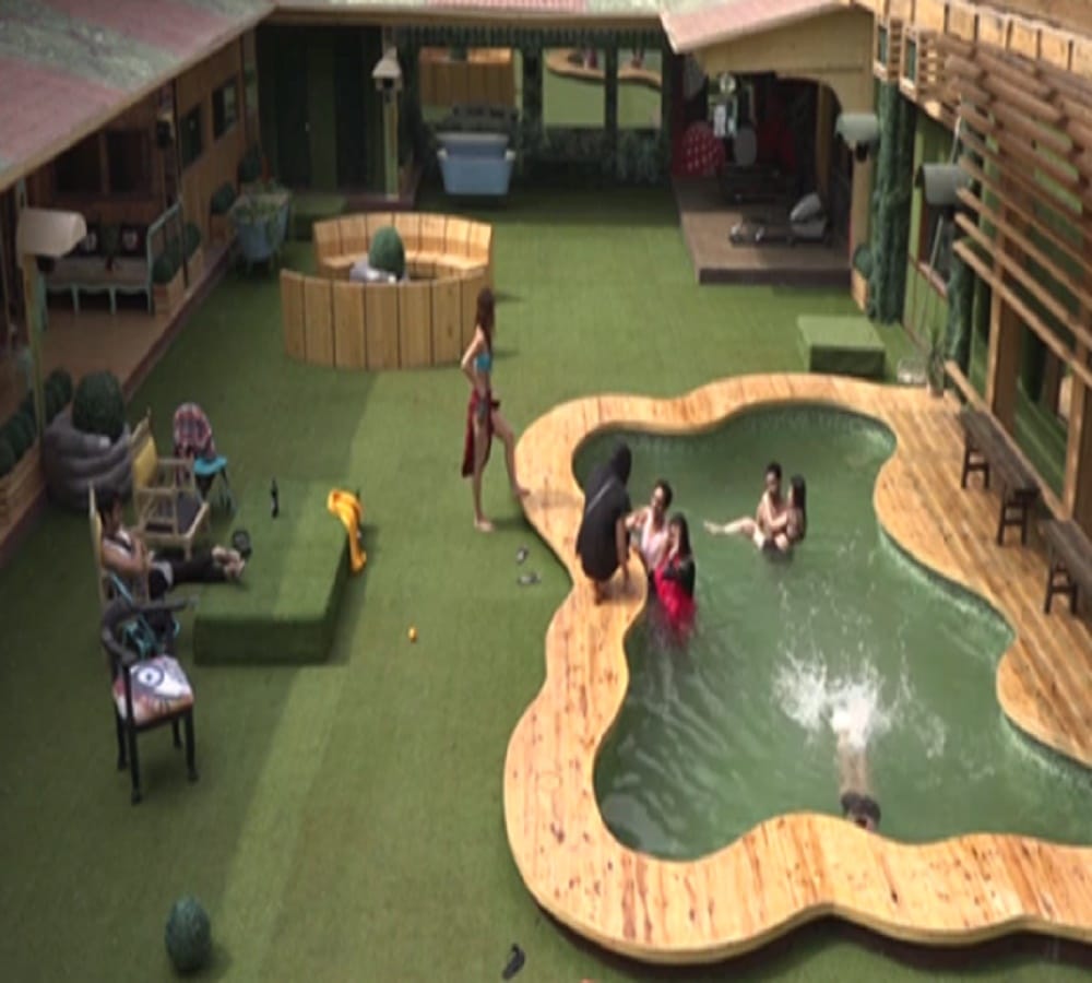 vikas gupta rescued arshi khan in the pool in bigg boss 11