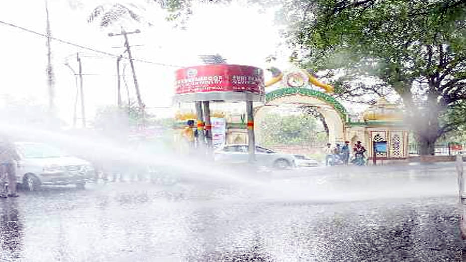 water sprinkling on roads and trees to stop pollution