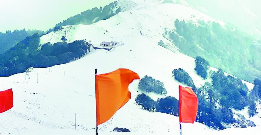 कमरूनाग और शिकारी देवी ने ओढ़ी बर्फ की सफेद चादर