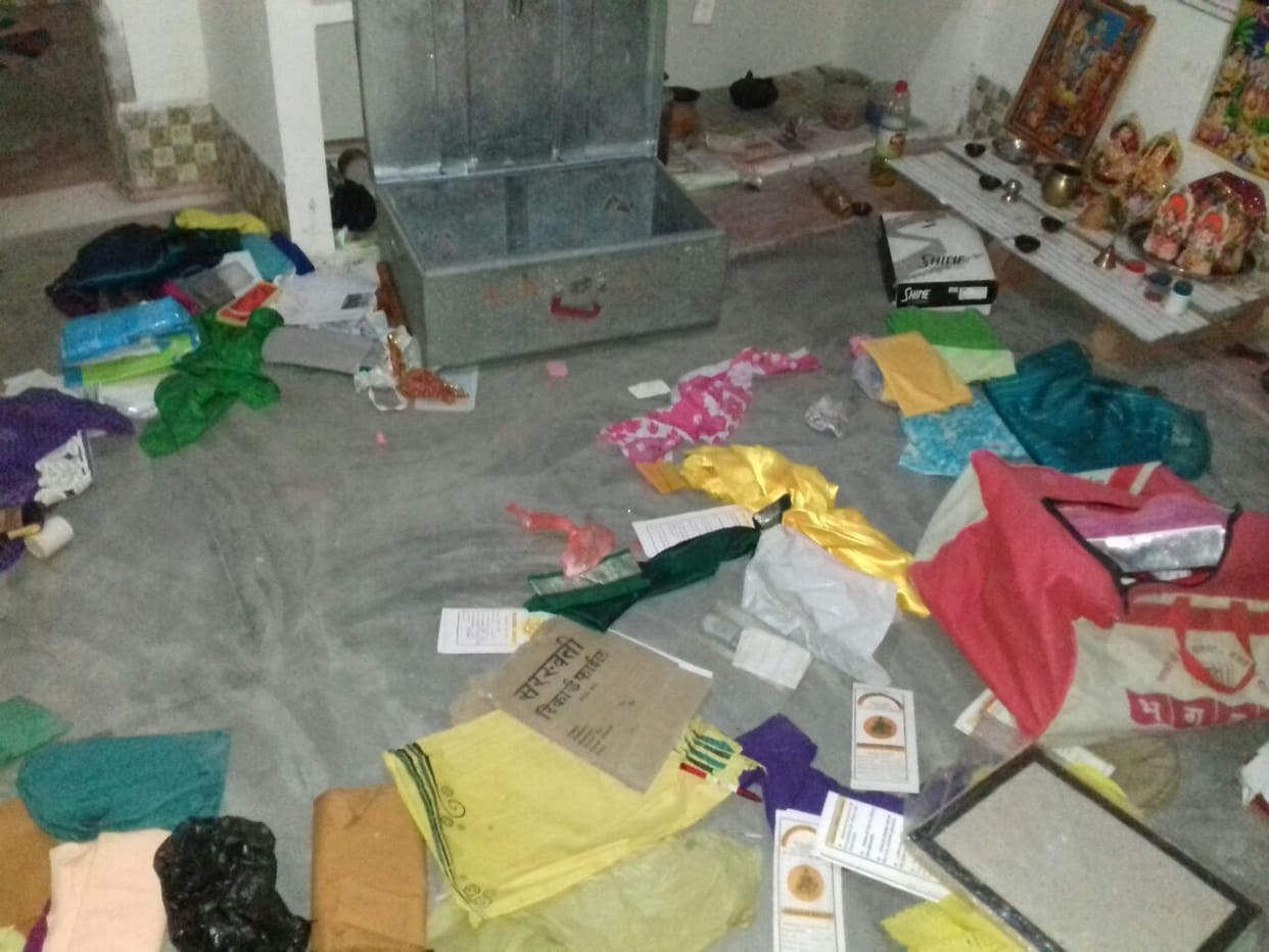 breaking jewel and cash theft