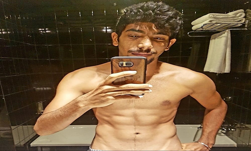 Jasprit bumrah share six pack photo on instagram and twitter