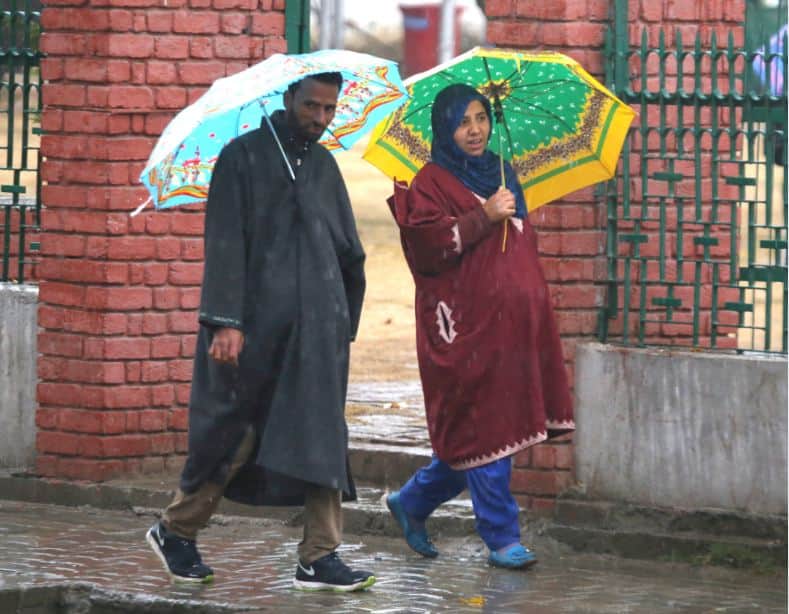  weather in the kashmir valley has changed, Heavy rain today in srinagar