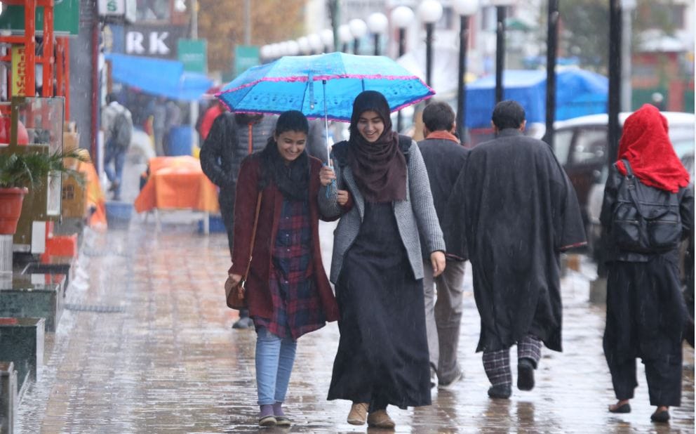  weather in the kashmir valley has changed, Heavy rain today in srinagar