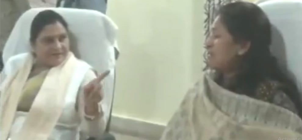 Satna BJP Mayor Mamta Pandey reprimands Commissioner Pratibha Pal at a public meeting