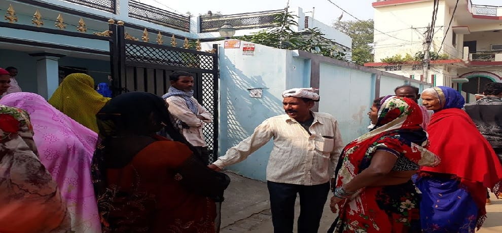 old man dead body found at home in gorakhpur