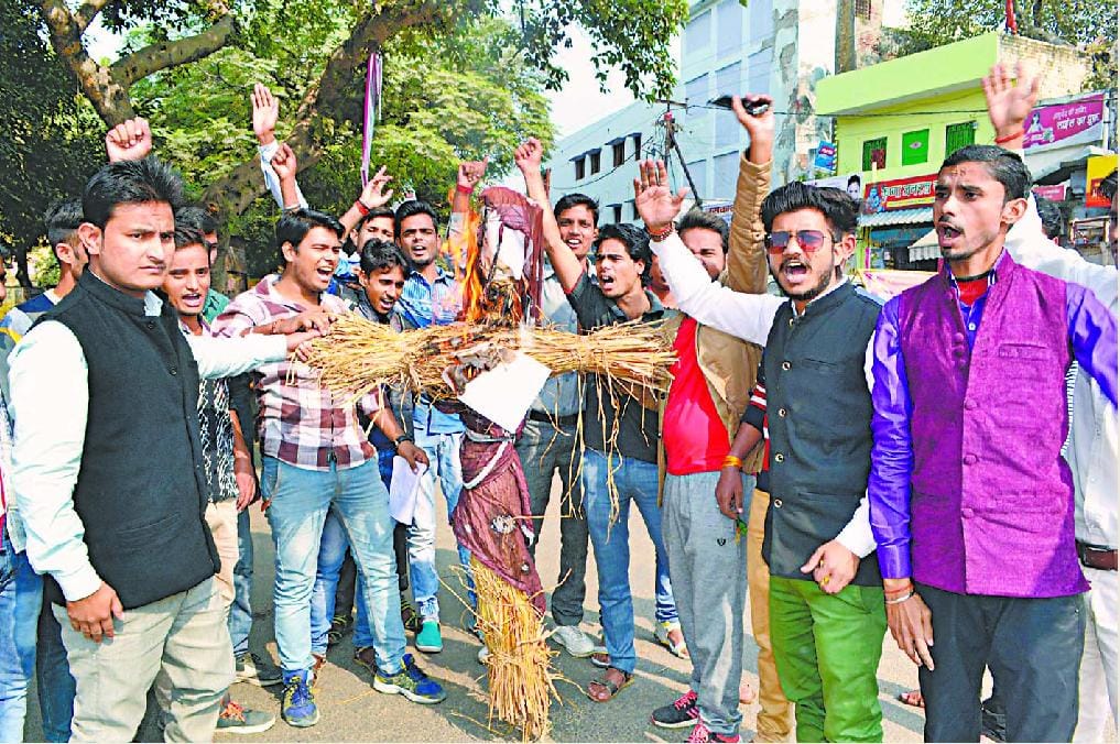 फिल्म पद्मावती का प्रतीकात्मक पुतला फूंका