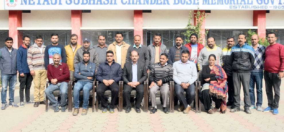 कर्मचारियों को दी नई तकनीक की जानकारी