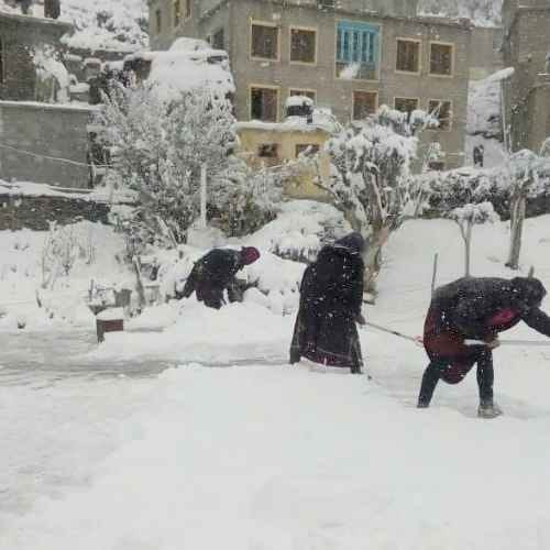 Himachal 3 feet snowfall in rohtang road closed for six months