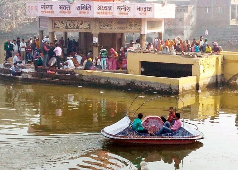 शनि अमावस्या पर गंगा स्नान को उमड़े भक्त