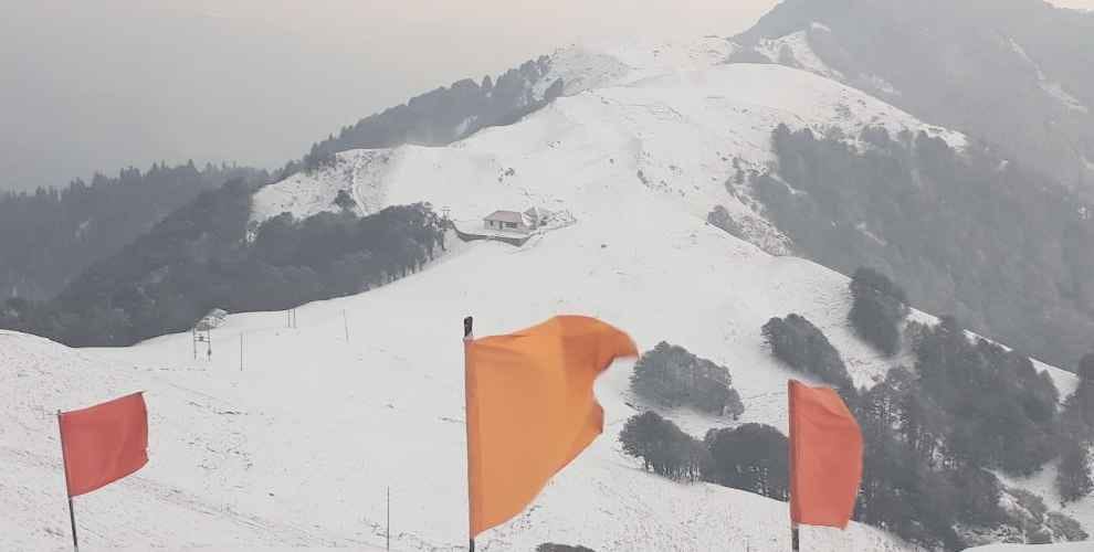 Himachal 3 feet snowfall in rohtang road closed for six months