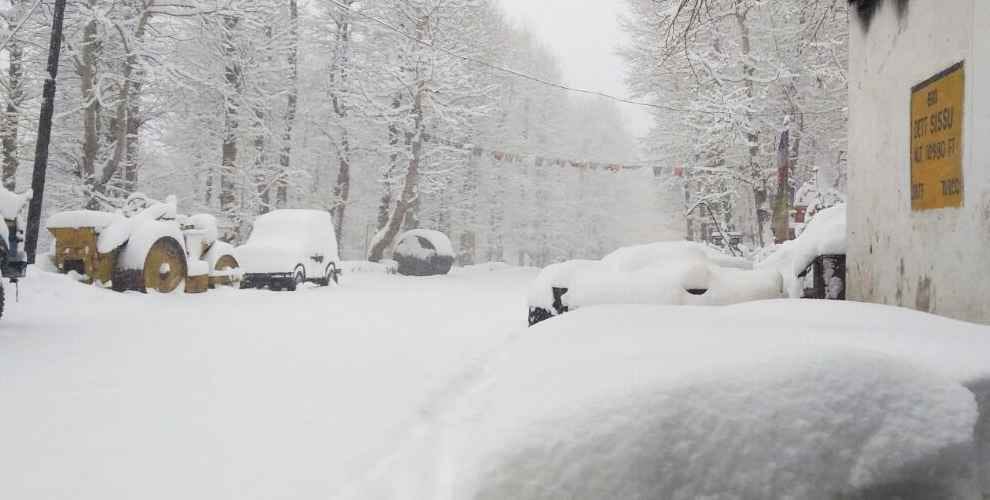 Himachal 3 feet snowfall in rohtang road closed for six months