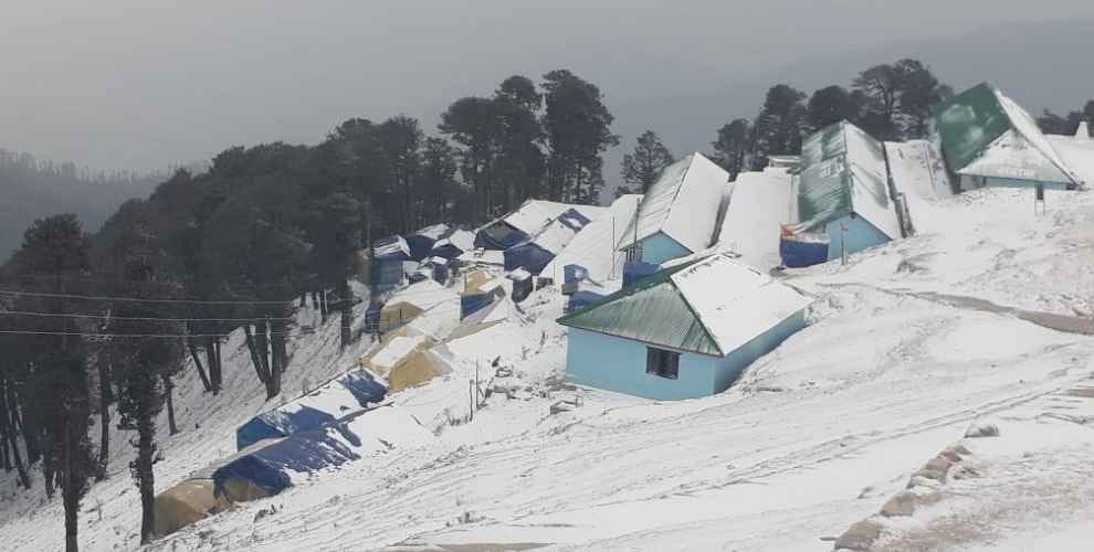 ऊंची चोटियों पर बर्फबारी, मैदानों में बारिश से राहत