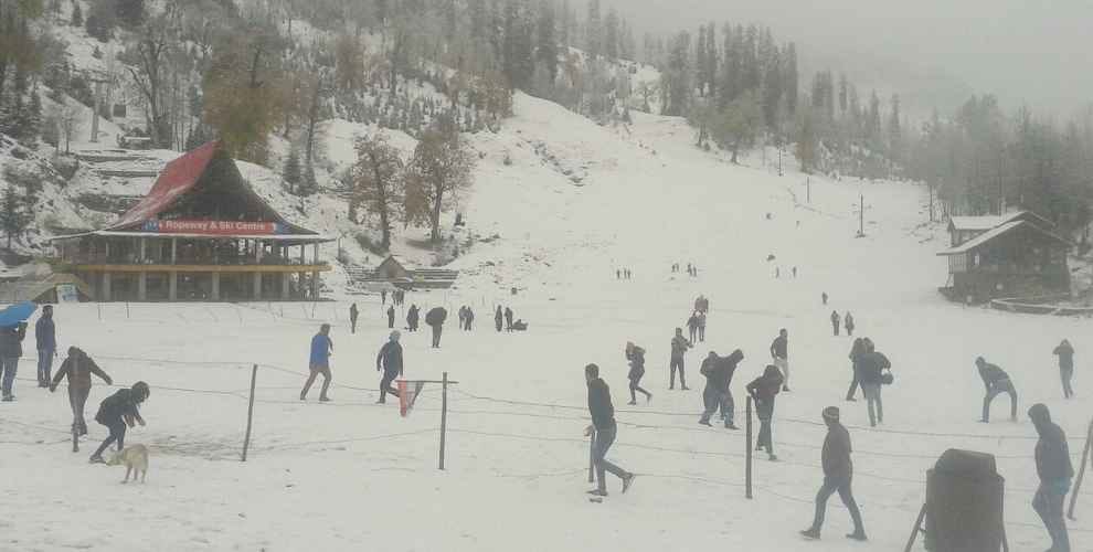 सोलंगनाला में सीजन का पहला हिमपात, पर्यटकों ने की मौज मस्ती