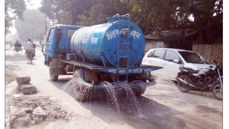 water sprinkling on roads and trees to stop pollution